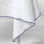 ARVO Tovaglia bianca con bordo viola