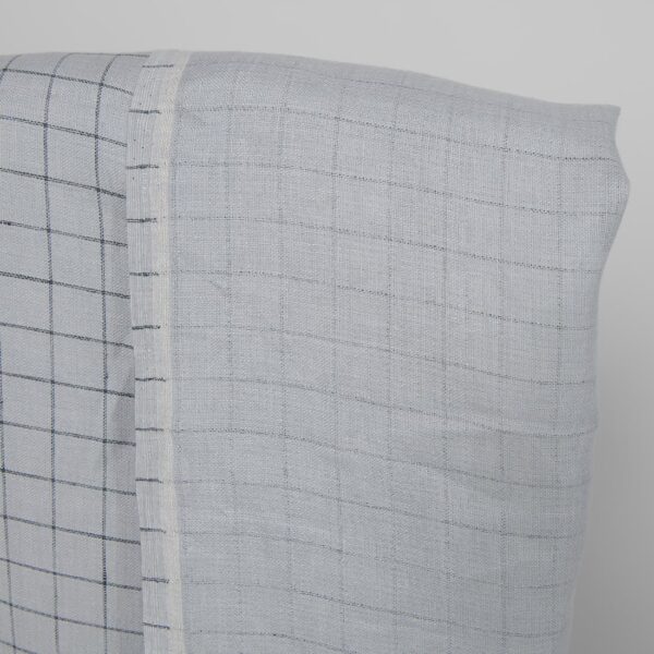 Tessuto di lino double-face grigio chiaro a quadretti blu - immagine 2