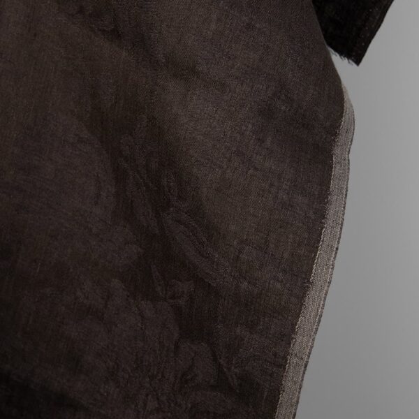 Tessuto di lino jacquard marrone scuro con fiori - immagine 3