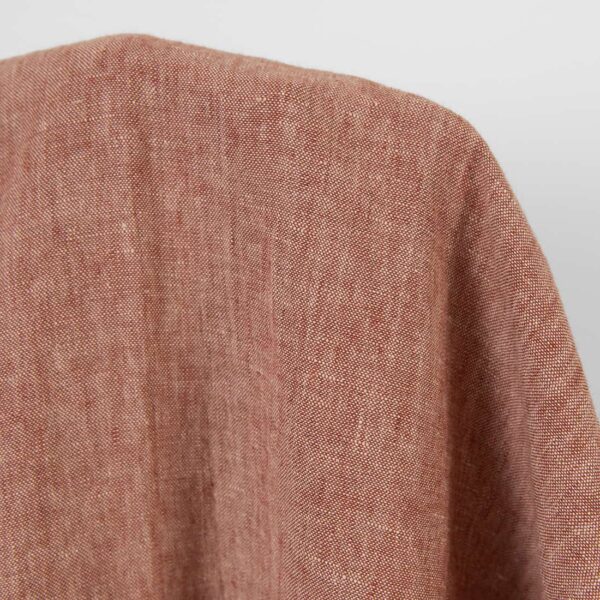 Tessuto di lino rosso mattone con lavaggio melange beige - immagine 2