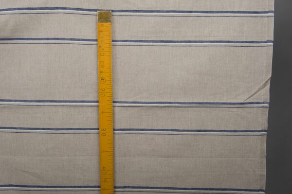 Tessuto in lino cotone grigio a righe blu - immagine 4