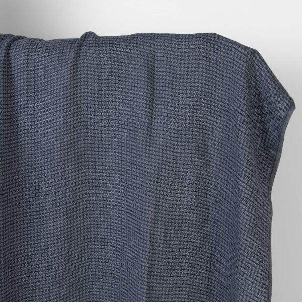 Tessuto di lino blu scuro e grigio diamante lavato