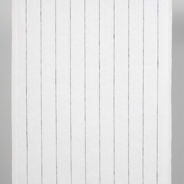 Tessuto di lino stretto bianco con sottili strisce blu