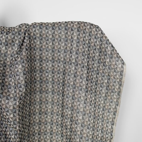 Tessuto di lino nero e grigio con motivo jacquard a triangoli