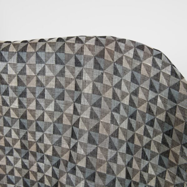 Tessuto di lino nero e grigio con motivo jacquard a triangoli - immagine 2