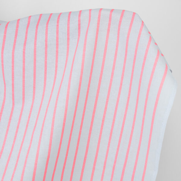 Tessuto di lino e cotone grigio chiaro con strisce rosso vivo