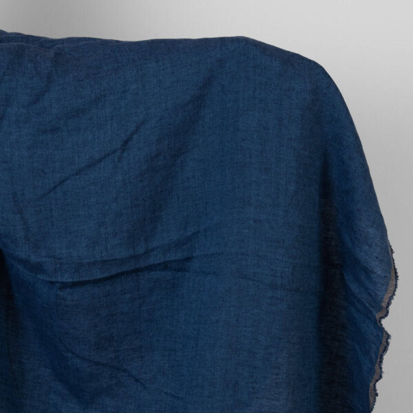 Tessuto di lino lavato di colore blu scuro denim