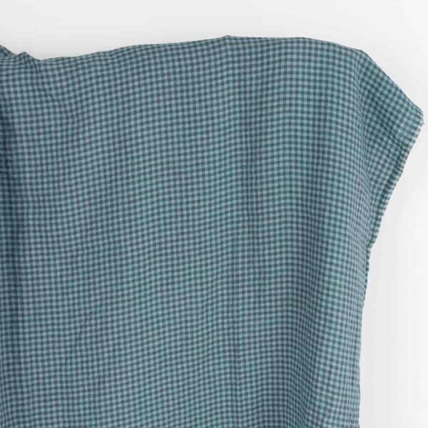 Tessuto di lino a quadretti grigio-blu scuro e acquamarina, lavato