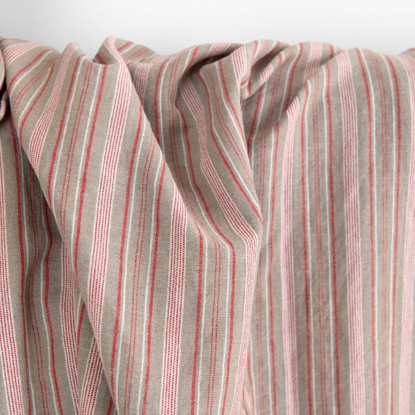 Tessuto in lino e cotone beige scuro a righe bianche e rosse, lavato - immagine 3